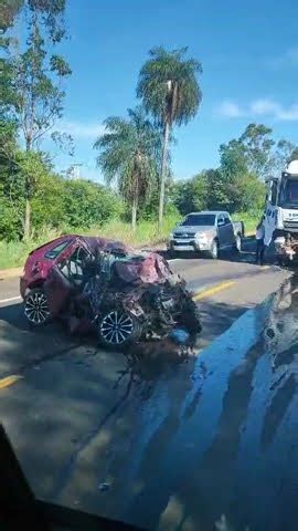 Um Gol vermelho bateu de frente um caminhão em Paranavaí YouTube