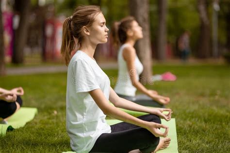 Jeune Fille Mince Avec Des Yeux De Fermeture Faisant Des Exercices De