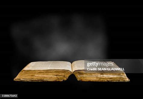 374 Livre Ancien Ouvert Stock Photos High Res Pictures And Images