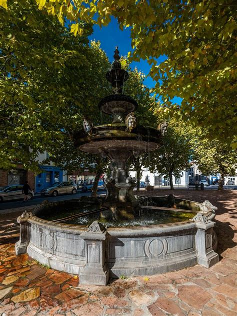 Photothèque Arnaud Frich Fontaine de la place de la Halle de Billom