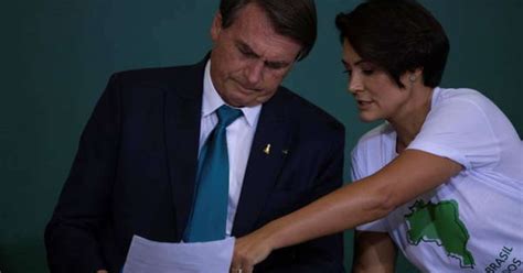 Bolsonaro assina livro de condolências por morte de Elizabeth II