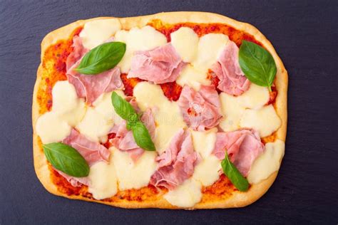 Pizza Italienne Traditionnelle Au Jambon Mozzarella Et Basilic Photo