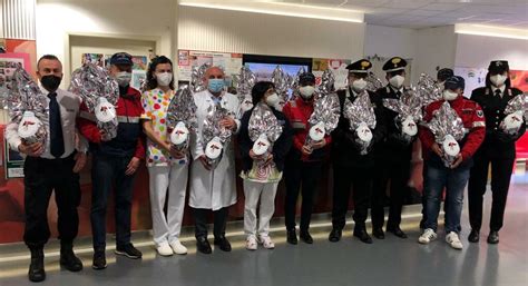 I Carabinieri Donano Le Uova Di Pasqua Ai Bimbi Dell Ospedale Di