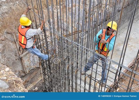 Trabajadores De Construcci N Foto De Archivo Imagen De Industrial