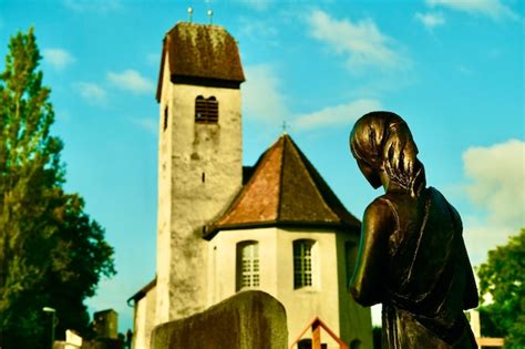 Estatua De Un Ngel Que Mira Hacia Una Iglesia Vieja Foto Premium