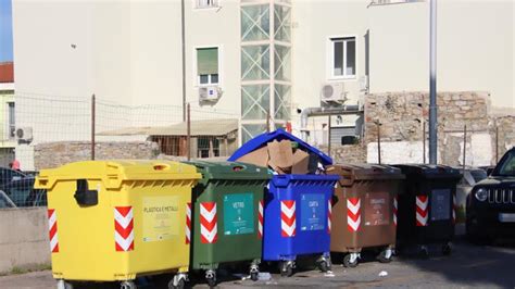 Via I Cassonetti Dei Rifiuti Vicino Allentrata Dei Negozi Il