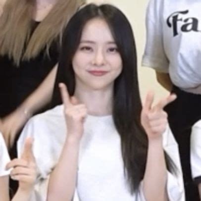 Lq Vivi Vivi Loona Vivi Peace Gesture