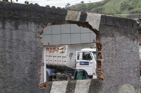 Mprj E Prefeitura Realizam Opera O Para Demolir Mais De Constru Es