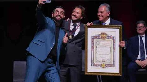 El Ayuntamiento de Sevilla entrega premios con música y risas en un