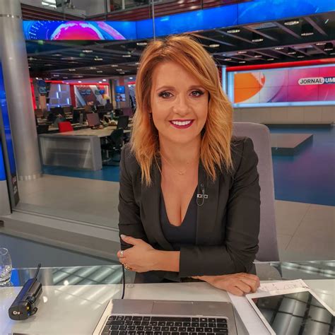 Pivô da TVI Ana Sofia Cardoso exibe gravidez na praia