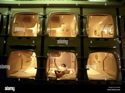 capsule hotel in tokyo Stock Photo - Alamy