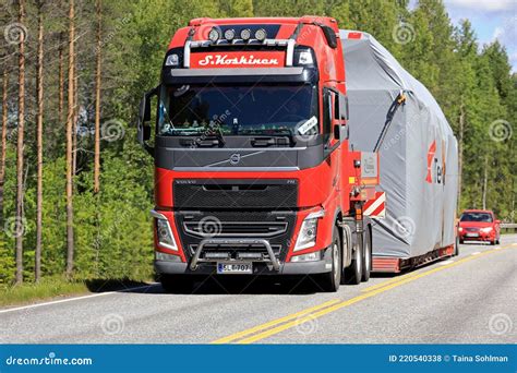 Rojo Volvo Fh Camión Transporte De Carga Ancha Foto de archivo