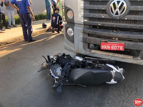 Caminh O Avan A Parada Obrigat Ria E Deixa Motociclista Ferida Em