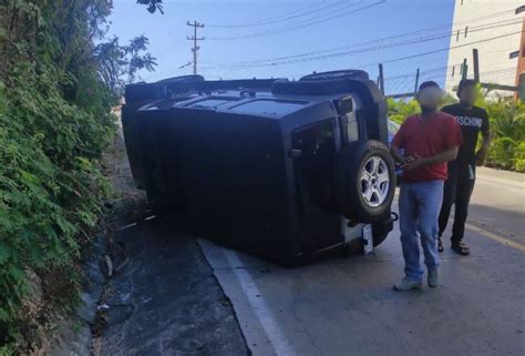 Aparatosa volcadura se registró en la carretera 200