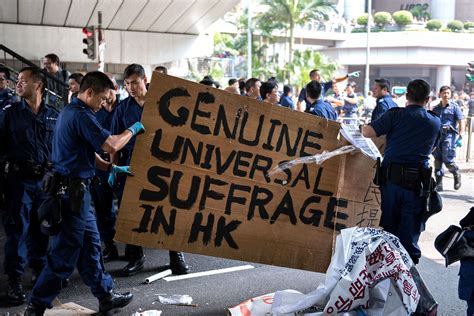 La Policía Retira Las Nuevas Barricadas Que Levantaron Los Prodemocracia En Hong Kong