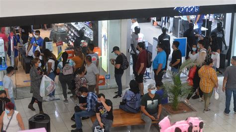 Salvadoreños abarrotan los centros comerciales en el Black Friday