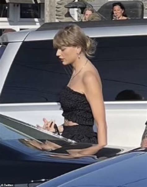 Taylor Swift Flees Long Beach Island Bar After Shutting Down Street When Hundreds Of Swifties