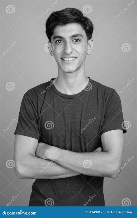 Joven Guapo Adolescente Persa Contra Fondo Gris Foto De Archivo