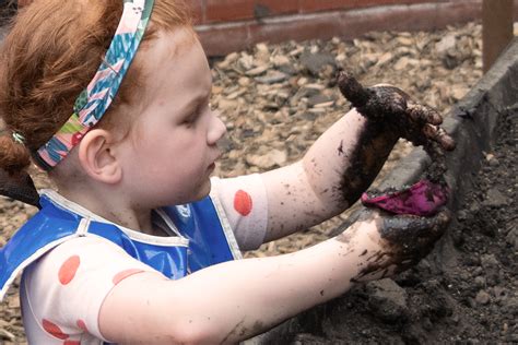 Benefits of Mud Play - Minnesota Children's Museum