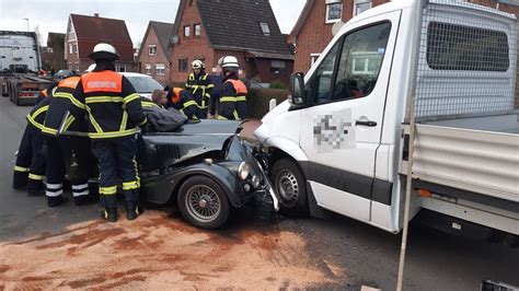 Heftiger Unfall Im Kreis Stade Morgan Cabrio Fahrer Schwer Verletzt