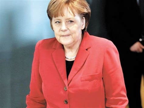 Angela Merkel Se Mostró Con Muletas Luego De Su Accidente De Esquí