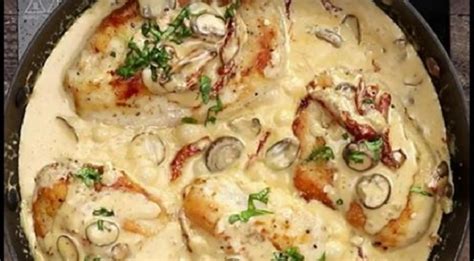 Des Blancs De Poulet Avec Une Sauce Crémeuse Aux Champignons Parmesan