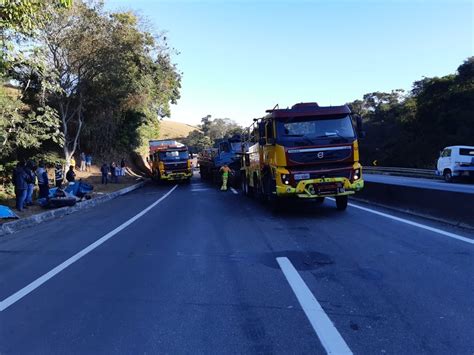 Engavetamento Envolvendo Duas Carretas E Um Carro Deixa Quatro Feridos