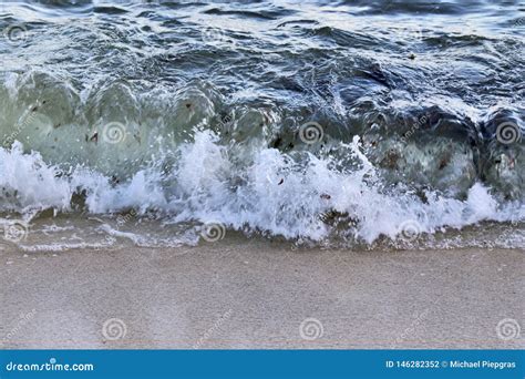 Olas Oce Nicas Hermosas De La Turquesa Que Salpican En Las Playas