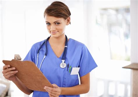 Retrato De Mujer Feliz Y Enfermera Con Clipboard Para Receta O Lista De