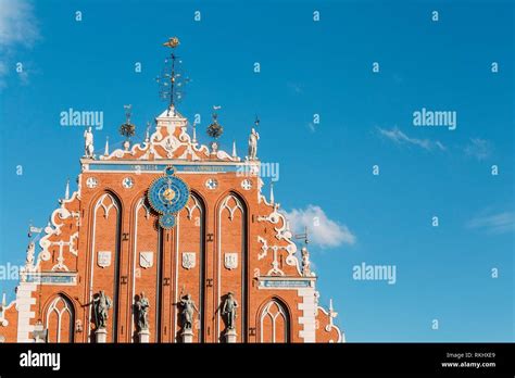 Esculturas En La Fachada De La Casa De Las Cabezas Negras En Riga