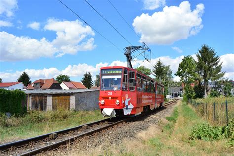 KT4D Tw 310 fährt durch Gotha Sundhausen vorbei an Garagenhöfen und