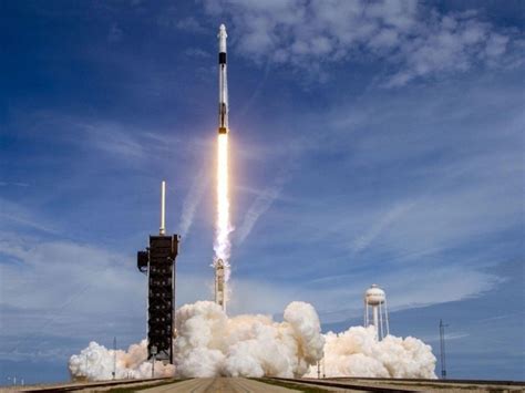 Spacex进行猎鹰9号：火箭静态点火实验 中关村在线