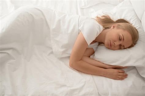 Jeune Belle Blonde Endormie Photo Gratuite