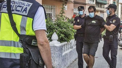 Detingut Per Intentar Penjar La Seva Parella Amb Una Cortina A Alacant