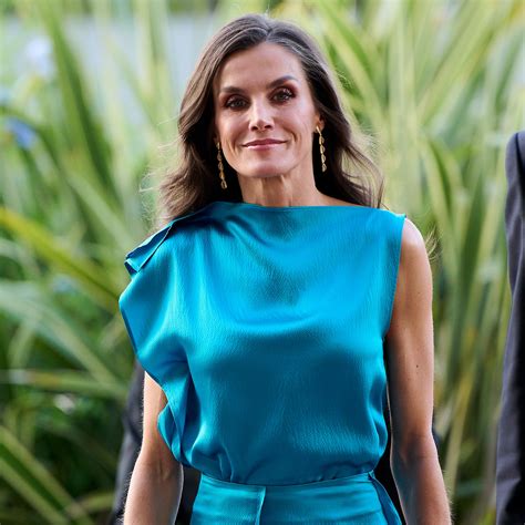 Cómo llevar alpargatas doradas como la reina Letizia Vogue