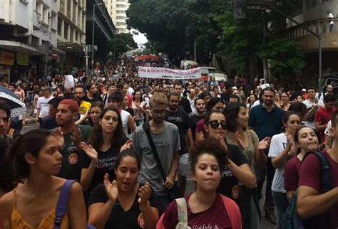 Estudantes E Professores Protestam Contra Bloqueio De Recursos Na