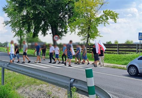 Protest Na Drodze Krajowej Nr Kilkana Cie Os B Chodzi Po Przej Ciu