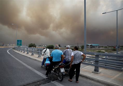 هروب عشرات اليونانيين من حرائق الغابات قناة 218