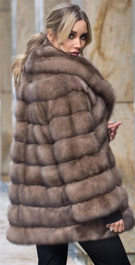 Pin By Boite Alettres On Fourrure In Fur Coat How To Wear Fur