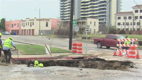 Giant Sinkhole In Corpus Christi Causes Emergency Road Closure Kiiitv