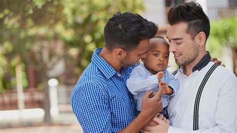 Adoption Un Couple Homosexuel Doit Rendre Son Bébé à Sa Mère