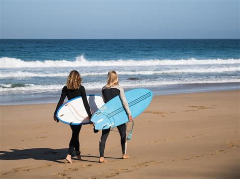 Mujeres Surfistas Irreconocibles Caminando Por La Orilla De La Playa