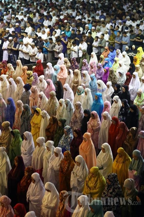 Shalat Tarawih Pertama Ramadhan Di Masjid Istiqlal Foto