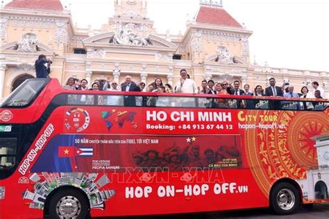 Autobuses Decorados Con Fotograf A De Fidel Recorren Ciudad Ho Chi Minh