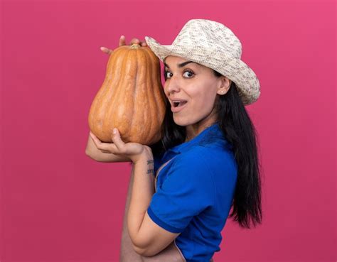 Impresionada Joven Jardinero Cauc Sico Vestida Con Uniforme Y Sombrero