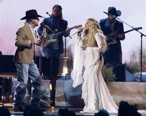 Carrie Underwood Shocks Cma Awards Crowd With Surprise Duet Of Im