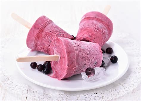 Blitzrezept für erfrischendes Joghurt Beeren Eis am Stiel