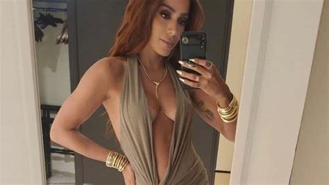 Anitta esbanja beleza e sensualidade vestido decotado até o umbigo