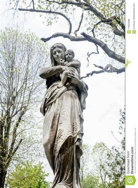 Estatua Antigua De La Virgen Mar A Con Jesus Christ Foto De Archivo