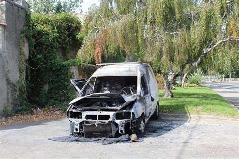 Rh Ne Fait Divers Givors Un V Hicule En Feu Dans Le Quartier De Bans